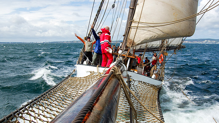 Beim morgendlichen Segelsetzen